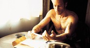 Guy Pearce em <i>Amnésia</i> (2000).  - Reprodução/Vídeo