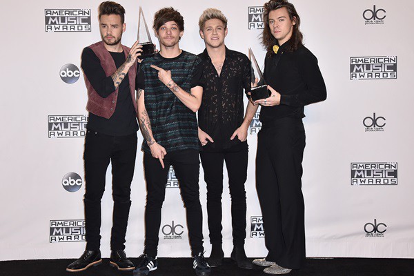 Integrantes do One Direction recebem prêmio do American Music Awards - Jordan Strauss/AP