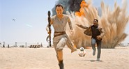 Os personagens Rey (Daisey Ridley) e Finn (John Boyega) em trecho do filme de <i>Star Wars: Episódio VII – O Despertar da Força</i> - Reprodução/Vídeo