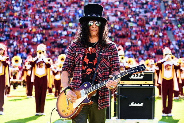 Slash durante partida universitária de futebol americano - AP