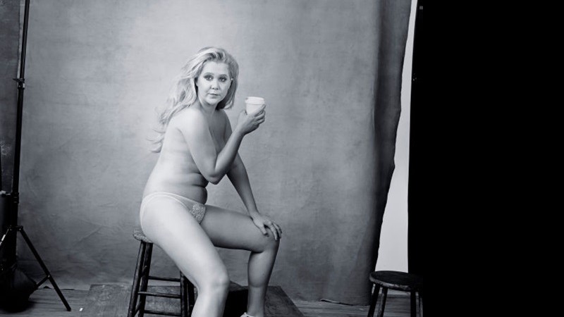 Amy Schumer em foto do calendário Pirelli - Annie Leibovitz