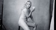 Amy Schumer em foto do calendário Pirelli - Annie Leibovitz