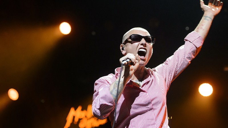 A cantora Sinead O'Connor durante show no festival suíço Montreux Jazz, em julho de 2015 - Jean-Christophe Bott/AP