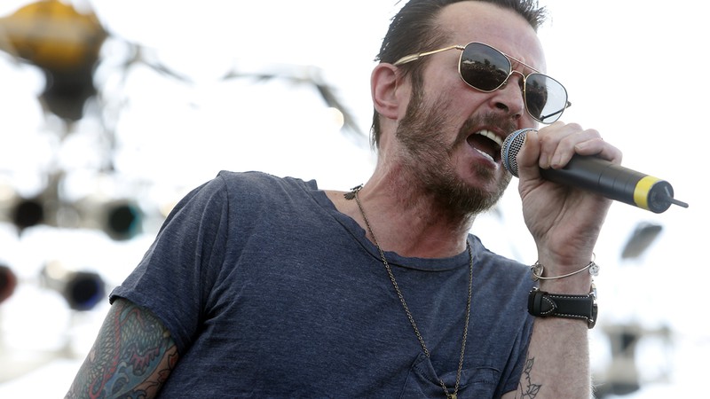 Scott Weiland, ex-vocalista de Stone Temple Pilots e Velvet Revolver, durante show em maio de 2015 - Rex Features/AP