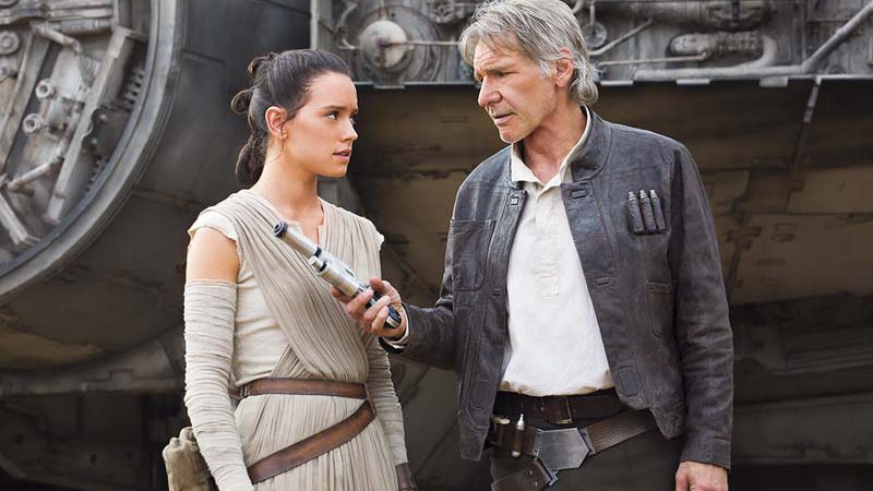 Ford no set com Daisy Rider, novata em Star Wars - RICHARD SHOTWELL/INVISION/AP; DAVID JAMES/© 2015 LUCASFILM LTD.; DIVULGAÇÃO