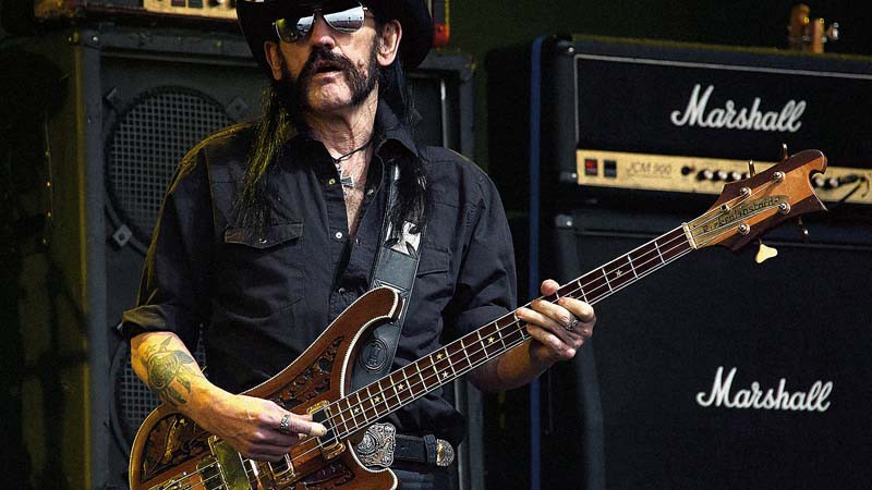 Lemmy no palco, onde sempre se sente bem. - JOEL RYAN/INVISION/AP