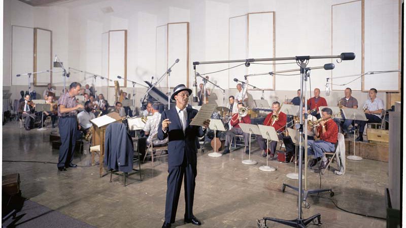 O cantor no estúdio da Capitol Records em Los Angeles, em meados dos anos 1950 - FRANK SINATRA ENTERPRISES, COURTESY OF CAPITOL PHOTO ARCHIVES AND THE VAN HEUSEN PHOTO ARCHIVES