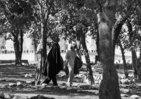 George Harrison e Ringo Starr caminham na floresta de Rishikesh, na Índia - AP