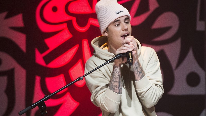 O cantor canadense Justin Bieber durante performance acústica em Toronto, em 2015 - Nathan Denette/AP