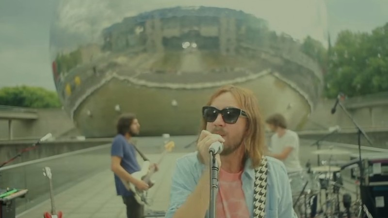 Kevin Parker e o Tame Impala tocando em frente à cúpula La Géode, em Paris, na França - Reprodução/Vídeo