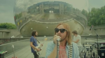 Kevin Parker e o Tame Impala tocando em frente à cúpula La Géode, em Paris, na França - Reprodução/Vídeo