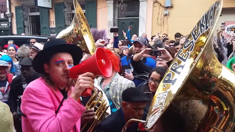 Win Butler, vocalista do Arcade Fire, junto à a Preservation Hall Jazz Band em caravana para homenagear  David Bowie em Nova Orleans - Reprodução/Vídeo