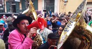 Win Butler, vocalista do Arcade Fire, junto à a Preservation Hall Jazz Band em caravana para homenagear  David Bowie em Nova Orleans - Reprodução/Vídeo