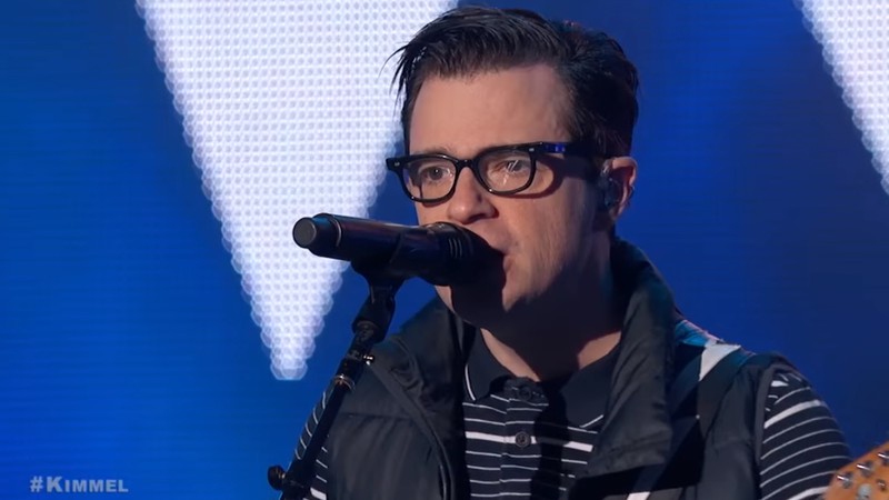 Rivers Cuomo à frente do Weezer em apresentação para programa de TV norte-americano - Reprodução/Vídeo