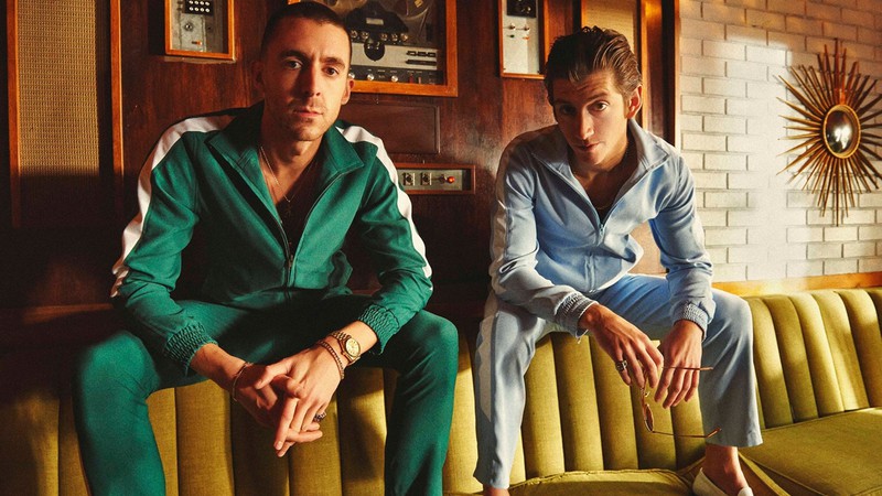 Alex Turner (Arctic Monkeys) e Miles Kane compondo o Last Shadow Puppets - Reprodução/Facebook