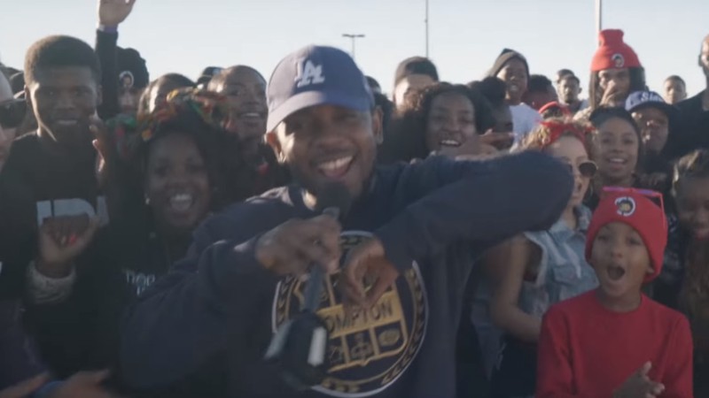 Kendrick Lamar cantando "Alright" nas ruas da cidade natal dele, Compton - Reprodução/Vídeo