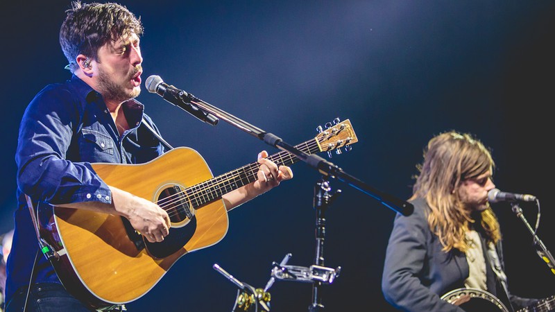 A banda Mumford & Sons durante show de dezembro de 2015 na First Direct Arena, em Leeds, na Inglaterra - Rex Features/AP