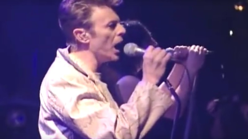 David Bowie e Trent Reznor cantam "Hurt" em turnê de 1995 - Reprodução