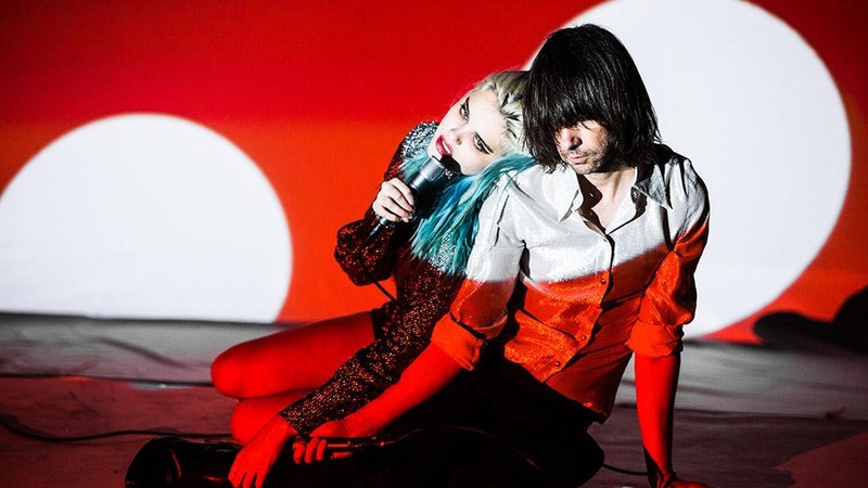 Bobby Gillespie e Sky Ferreira dividindo as atenções no clipe de “Where the Light Gets In”, do Primal Scream - Reprodução/Facebook