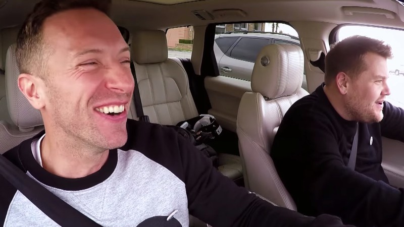 Chris Martin (Coldplay) e James Corden em vídeo para o quadro “Carpool Karaoke”, do programa norte-americano <i>The Late Late Show</i> - Reprodução/Vídeo