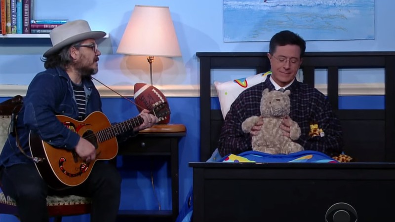 O vocalista do Wilco, Jeff Tweedy, canta para fazer dormir o apresentador do <i>The Late Show</i>, Stephen Colbert, em quadro de 2016 do programa norte-americano - Reprodução/Vídeo