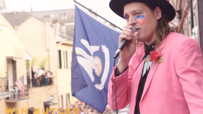 Win Butler, do Arcade Fire, falando ao público em cena de vídeo que registra "caravana" em homenagem póstuma a David Bowie - Reprodução/Vídeo