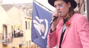 Win Butler, do Arcade Fire, falando ao público em cena de vídeo que registra "caravana" em homenagem póstuma a David Bowie - Reprodução/Vídeo