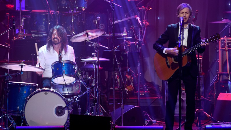 Beck (à esquerda) faz homenagem a David Bowie tocando “The Man Who Sold the World” com os ex-integrantes do Nirvana, Dave Grohl, Pat Smear e Krist Novoselic, em evento pré-Grammy 2016 - Chris Pizzello/AP