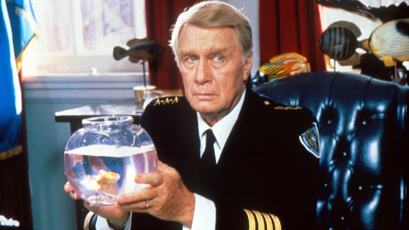 George Gaynes como Eric Lassard em um dos filmes da franquia <i>Loucademia de Polícia</i> - Reprodução