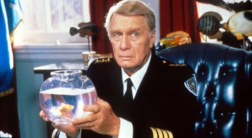 George Gaynes como Eric Lassard em um dos filmes da franquia <i>Loucademia de Polícia</i> - Reprodução