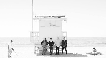 Trecho da capa do álbum autointitulado, apelidado de <i>White Album</i>, do Weezer - Reprodução