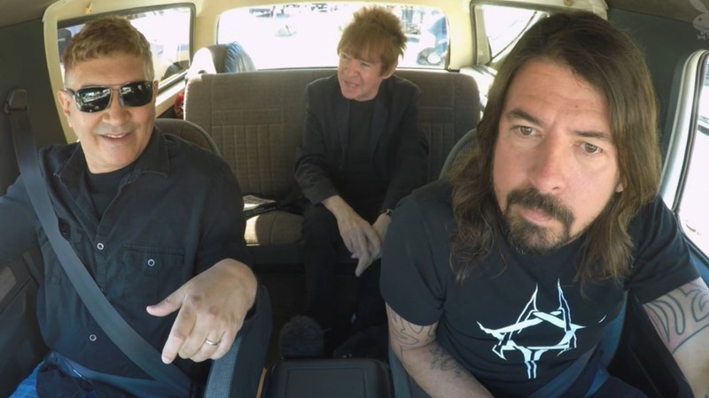 Dave Grohl e Pat Smear (ex-Nirvana, atuais Foo Fighters) em vídeo de passeio de carro por refúgios de David Bowie em Los Angeles, nos Estados Unidos
 - Reprodução/Vídeo