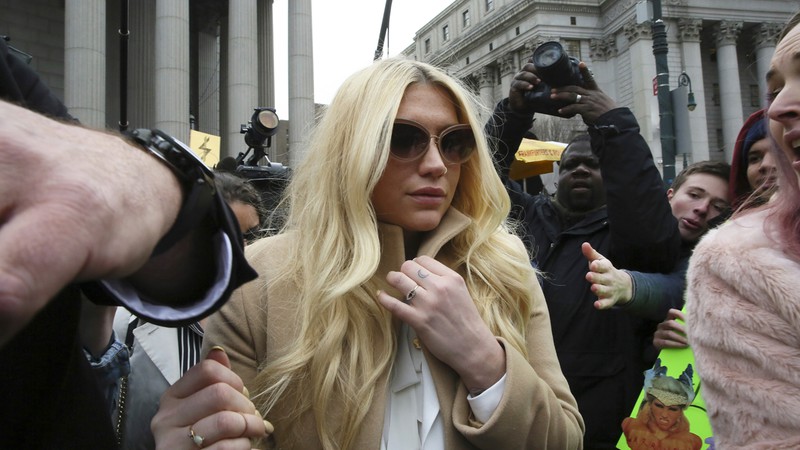 A cantora Kesha deixando o tribunal em Nova York, em 19 de fevereiro, em mais um veredito da batalha judicial dela contra o produtor Dr. Luke - Mary Altaffer/AP