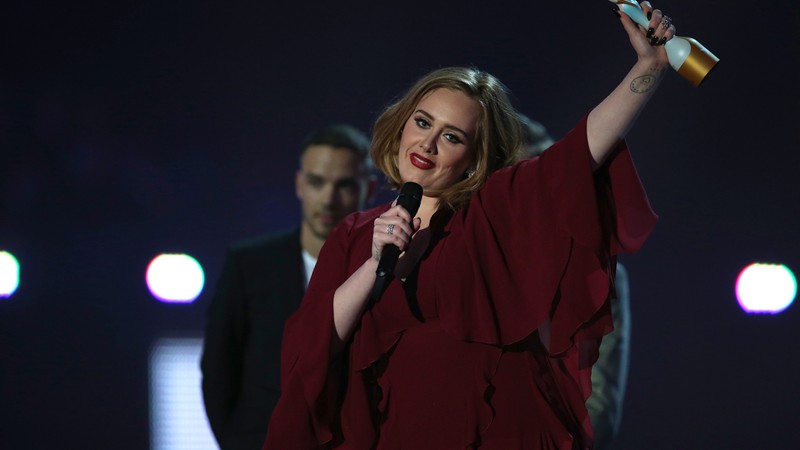 Adele recebendo um prêmio na cerimônia do Brit Awards 2016 - Joel Ryan/AP