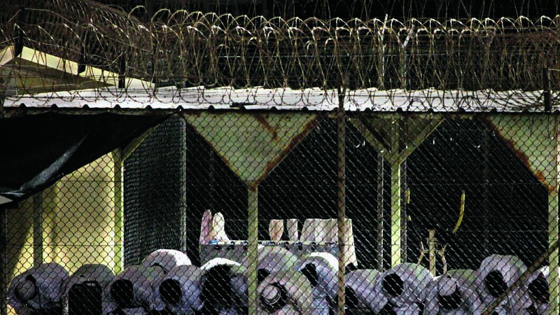 Presos aparecem orando nesta foto de maio de 2009. A imagem passou por aprovação dos militares de Guantánamo antes de ser divulgada.

 - AP PHOTO/BRENNAN LINSLEY