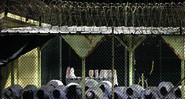 Presos aparecem orando nesta foto de maio de 2009. A imagem passou por aprovação dos militares de Guantánamo antes de ser divulgada.

 - AP PHOTO/BRENNAN LINSLEY