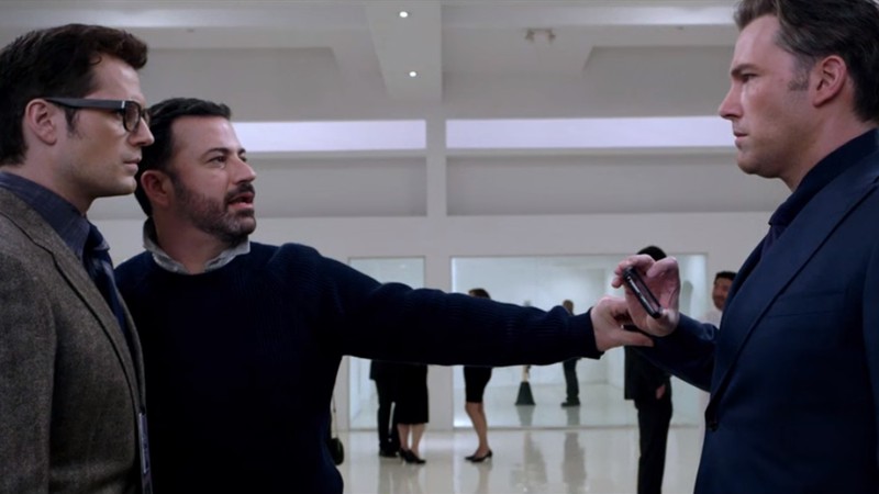 O apresentador Jimmy Kimmel aparece em vídeo temático de <i>Batman vs Superman: A Origem da Justiça</i> com Ben Affleck (que dá vida a Bruce Wayne, o Batman) e Henry Cavill (Clark Kent, o Superman) - Reprodução/Vídeo