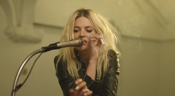 Alison Mosshart em cena do clipe de “Doing It To Death”, do Kills - Reprodução/Vídeo