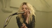 Alison Mosshart em cena do clipe de “Doing It To Death”, do Kills - Reprodução/Vídeo