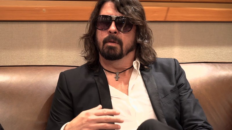 Dave Grohl em cena do cômico vídeo em que o Foo Fighters nega os rumores de separação da banda - Reprodução/Vídeo