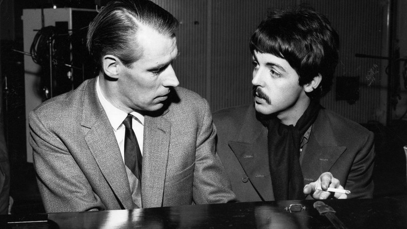 O produtor George Martin e Paul McCartney trabalhando em estúdio em 1966 - Rex Features/AP