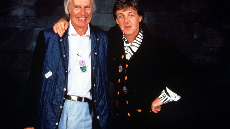 George Martin e Paul McCartney na ocasião de um show em Knebworth, na Grã-Bretanha, em 1990 - Rex Features/AP