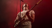 O guitarrista Albert Hammond Jr. (Strokes) durante show solo no Islington Assembly Hall, em Londres, em novembro de 2015 - Rex Features/AP