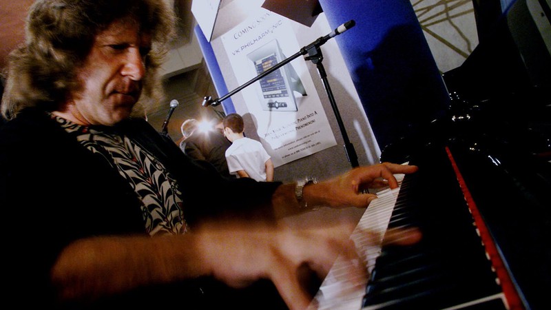 Keith Emerson, tecladista do Emerson, Lake & Palmer, em 1999 - Damian Dovarganes/AP