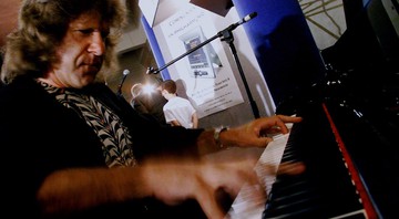 Keith Emerson, tecladista do Emerson, Lake & Palmer, em 1999 - Damian Dovarganes/AP