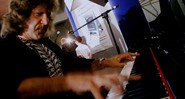 Keith Emerson, tecladista do Emerson, Lake & Palmer, em 1999 - Damian Dovarganes/AP