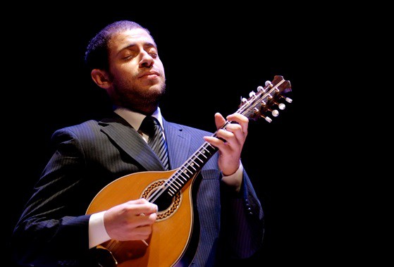 Bandolinista e compositor Danilo Brito se apresentando ao vivo. - Maria Camillo