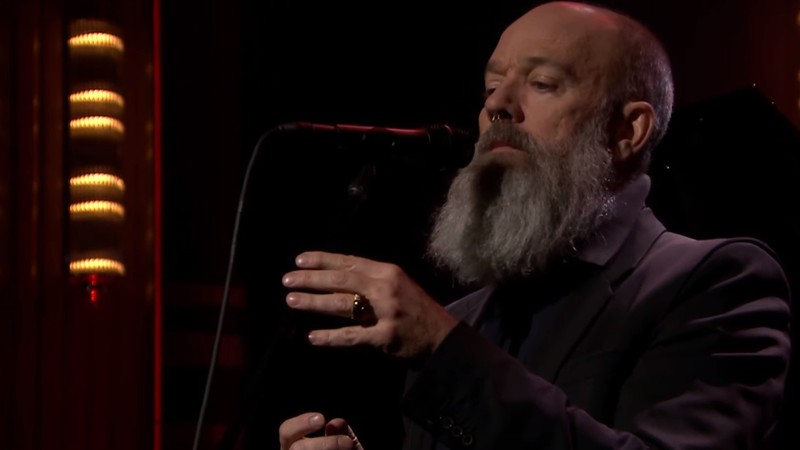 Michael Stipe, ex-R.E.M., em performance no programa <i>The Tonight Show</i> - Reprodução/Vídeo