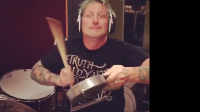 O baterista do Green Day, Tré Cool, em trecho de vídeo da banda em estúdio - Reprodução/Vídeo