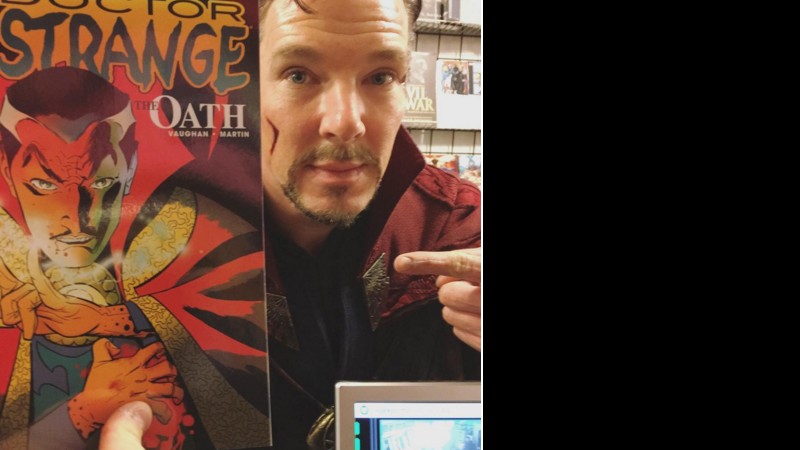 Benedict Cumberbatch vestido – e ao lado de uma HQ do – personagem Doutor Estranho, em Nova York - Reprodução/Instagram